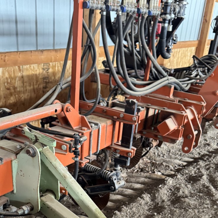 YETTER CUSTOM 30' LIQUID FERTILIZER APPLICATOR