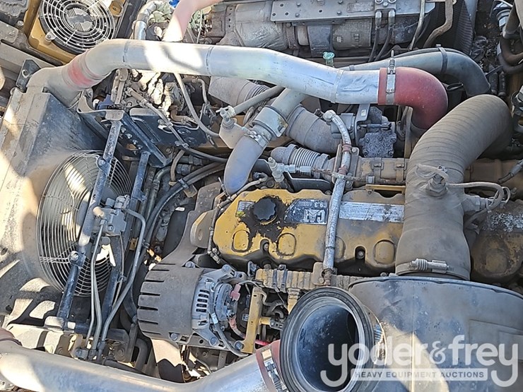 2016-caterpillar-725c2-image-26