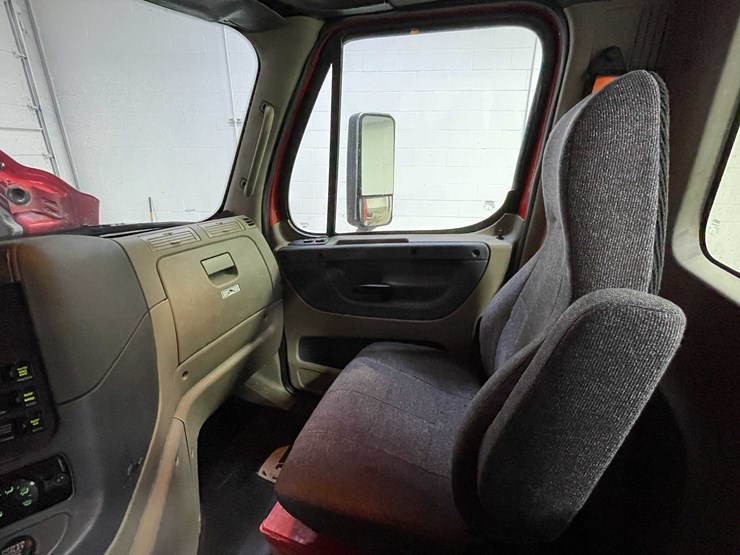 #6227-•-2018-freightliner-cascadia-day-cab-semi-truck-(title-in-delay)-image-84