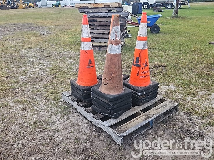 pallet-of-18-road-cones-image-3