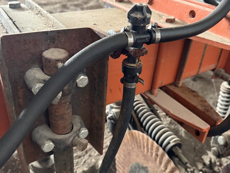 yetter-custom-30'-liquid-fertilizer-applicator-image-5