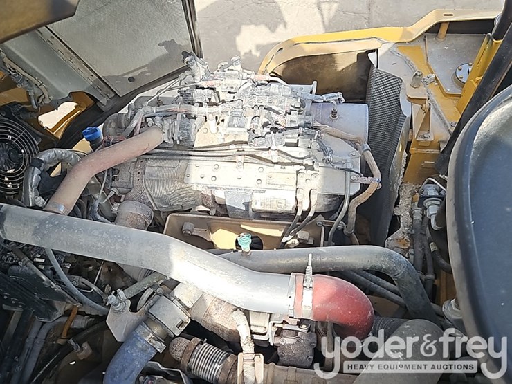 2016-caterpillar-725c2-image-25