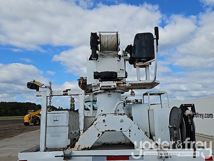 2011-freightliner-m2-106-image-17