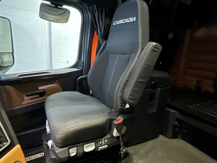 #6224-•-2022-freightliner-cascadia-semi-truck-(title-in-delay)-image-88