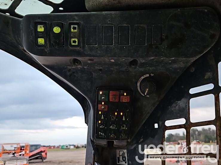 2019-deere-317g-image-21