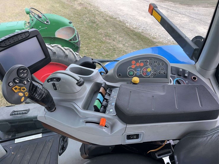 2012-new-holland-275-image-23