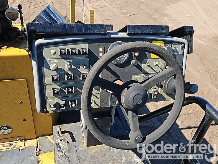 2012-caterpillar-ap-1055e-image-35