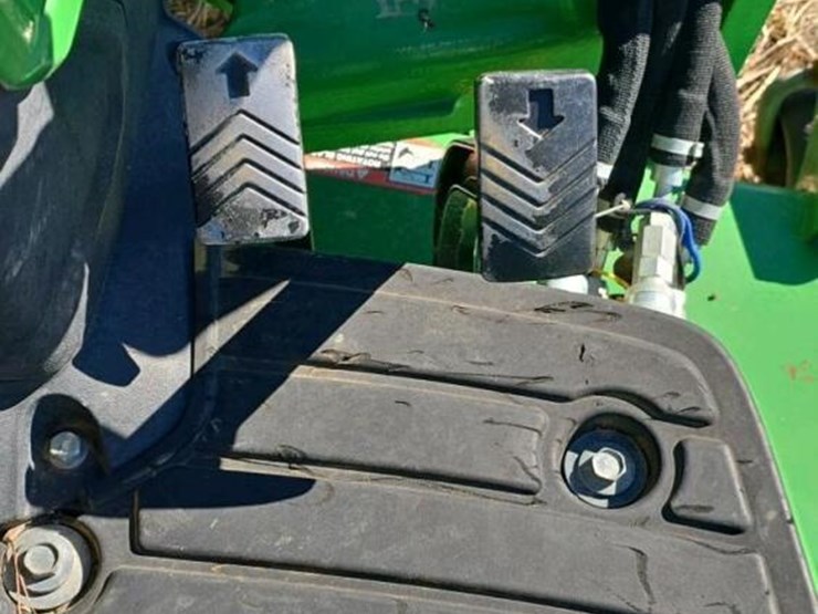 2016-john-deere-1025r-image-16