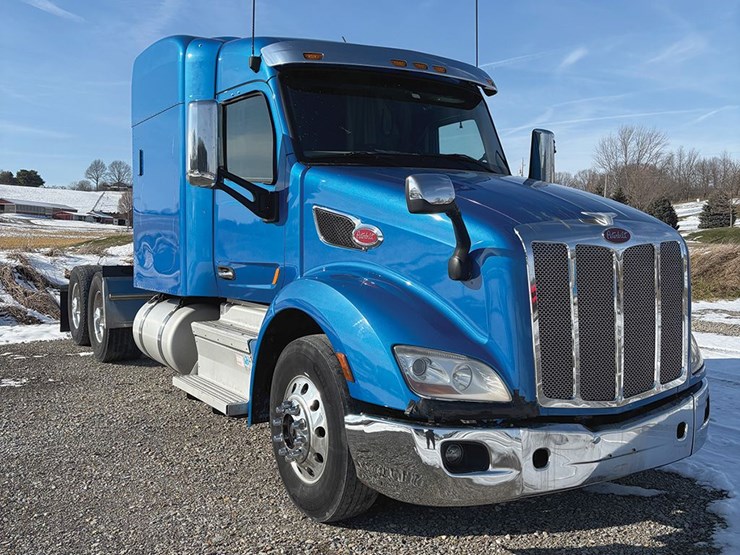 2019-peterbilt-579-image-1