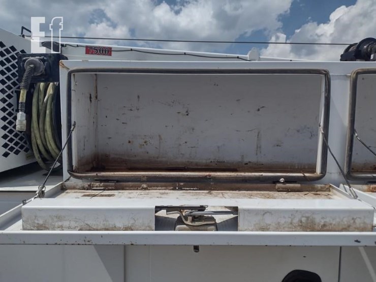 18-ford-f550-image-28