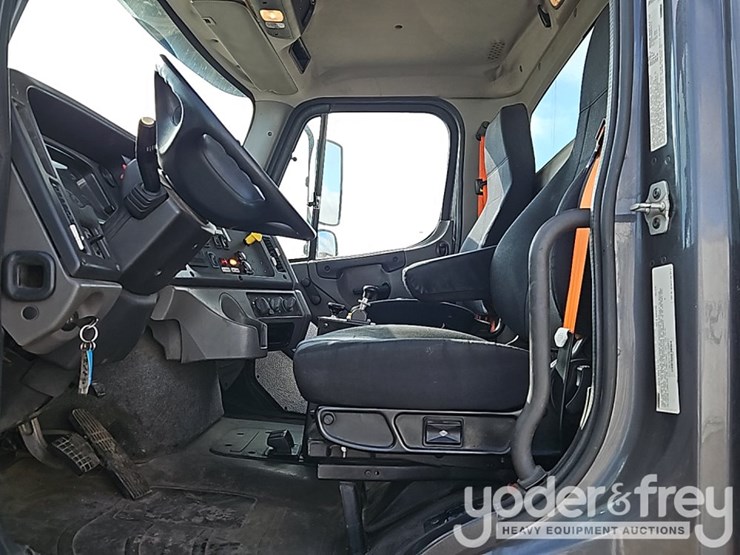 2016-freightliner-114sd-image-26
