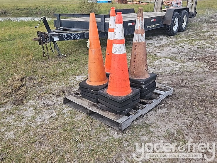 pallet-of-18-road-cones-image-2