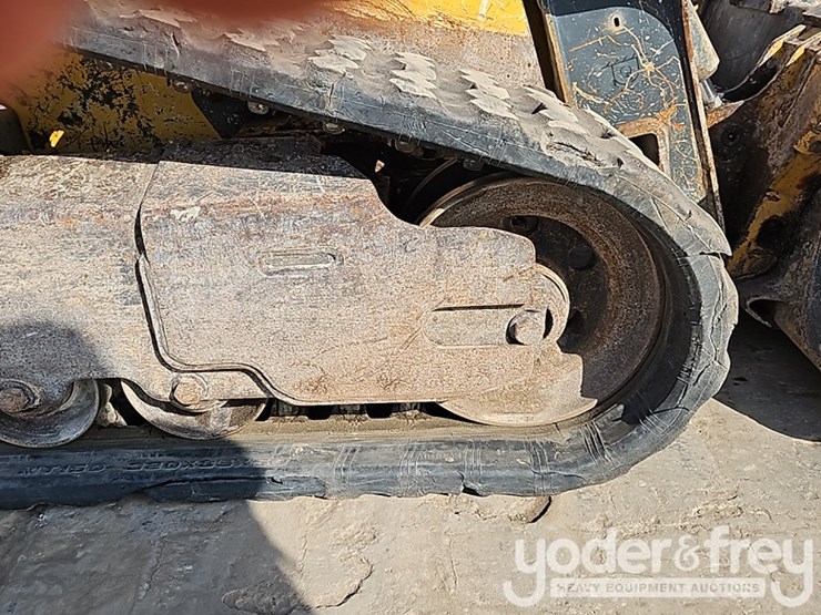 2019-deere-317g-image-10