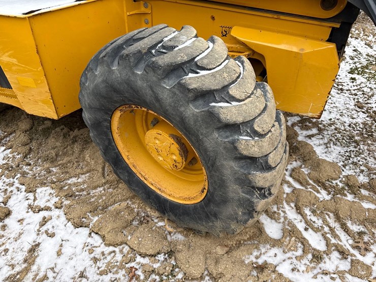 2022-john-deere-310-image-16