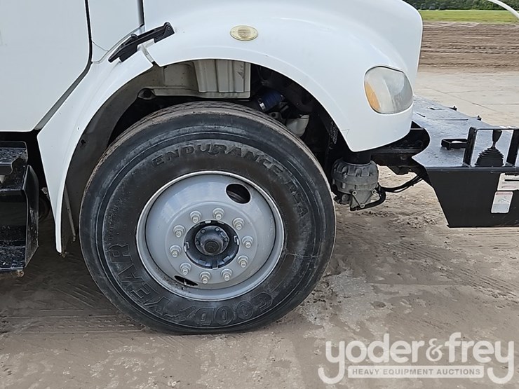 2011-freightliner-m2-106-image-10