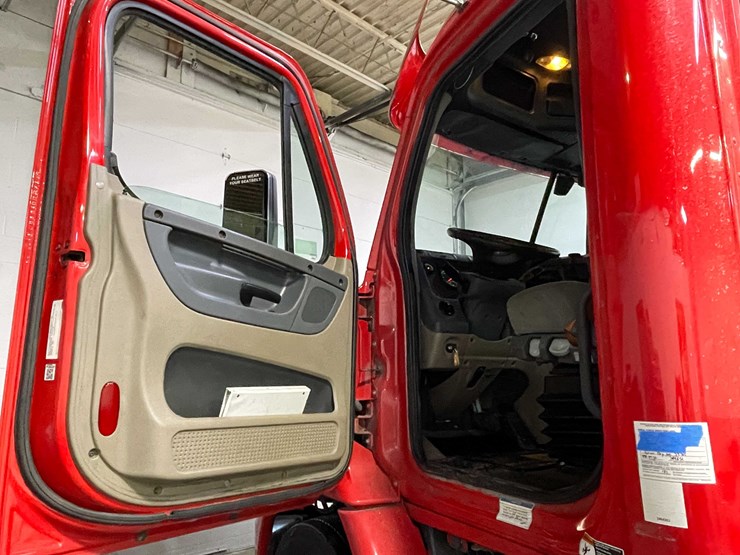 #6227-•-2018-freightliner-cascadia-day-cab-semi-truck-(title-in-delay)-image-78