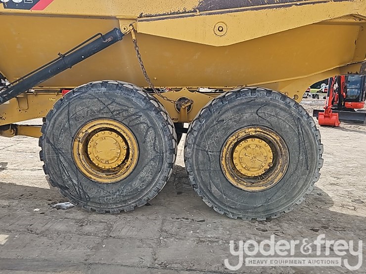 2016-caterpillar-725c2-image-16