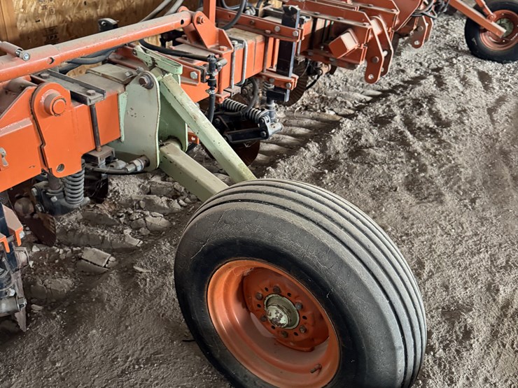 yetter-custom-30'-liquid-fertilizer-applicator-image-7