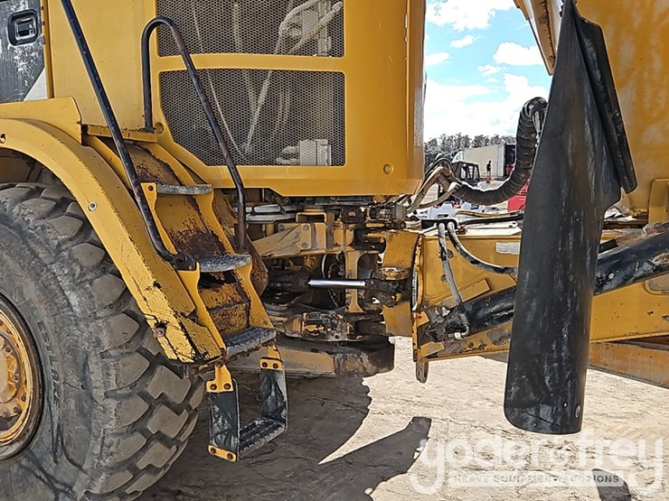 2016-caterpillar-725c2-image-13