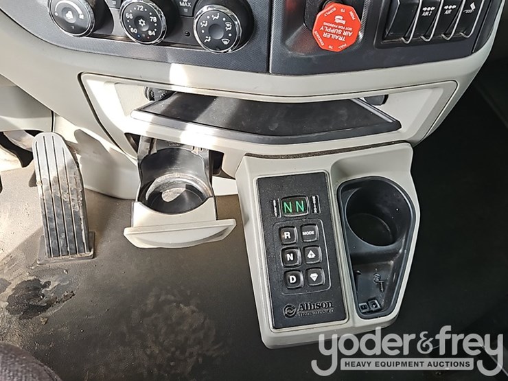 2021-peterbilt-567-image-32