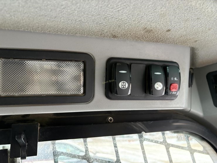 2017-caterpillar-239d-image-12