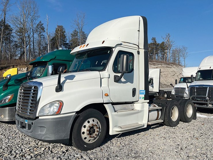 2014-freightliner-cascadia-125-evolution-image-1