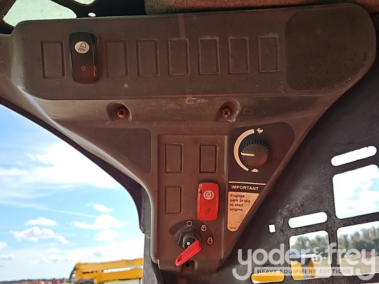 2016-deere-317g-image-30