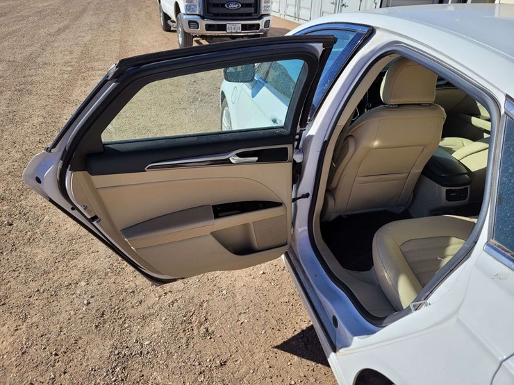 2016-ford-fusion-se-luxury-energi-sedan-4d-image-5