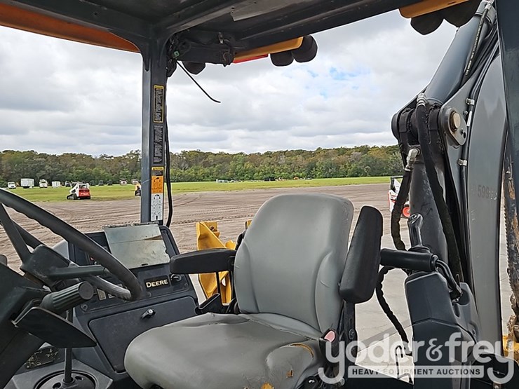 2015-deere-410l-image-29