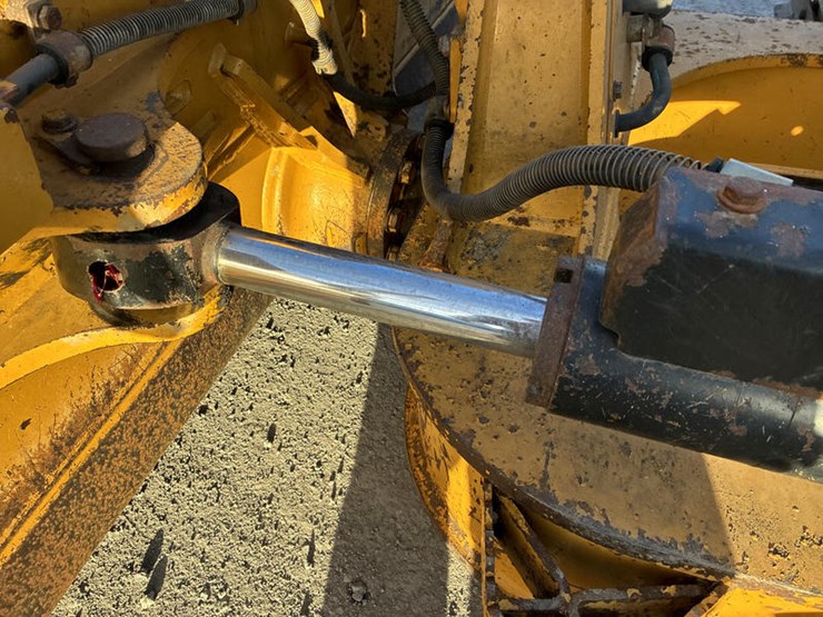 2016-caterpillar-d6n-lgp-image-17