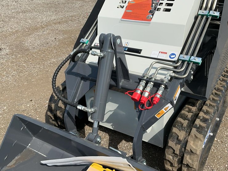 #1006-•-unused-2025-bttl-st25m-6-mini-skid-loader-image-9