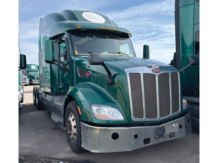 2019-peterbilt-579-image-1