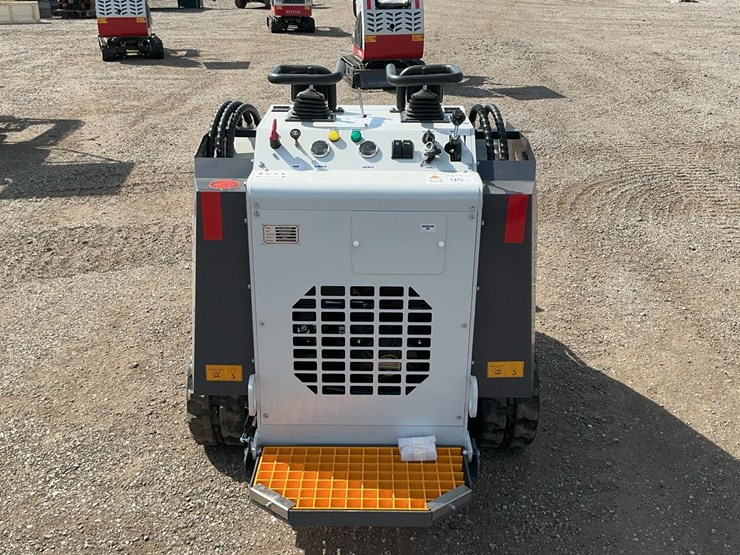 #1006-•-unused-2025-bttl-st25m-6-mini-skid-loader-image-4