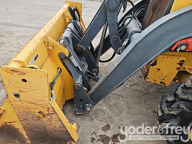 2015-deere-410l-image-14