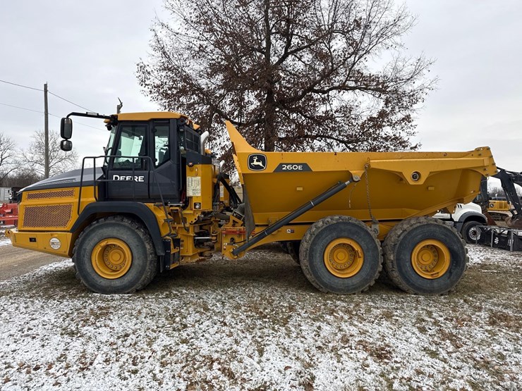 2023-deere-260e-image-6