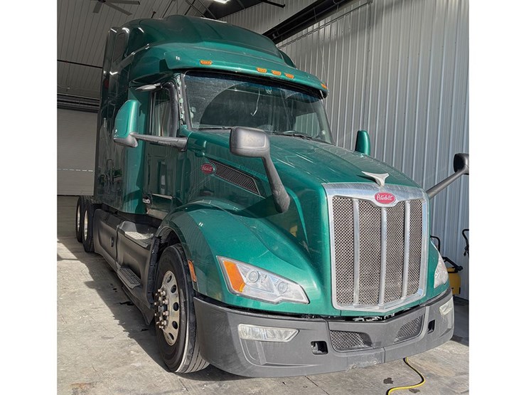 2023-peterbilt-579-image-1