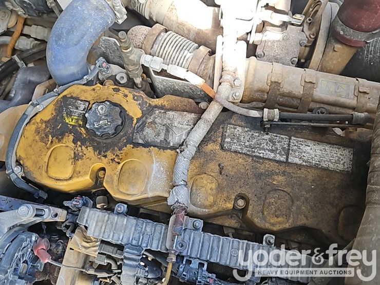 2016-caterpillar-725c2-image-27