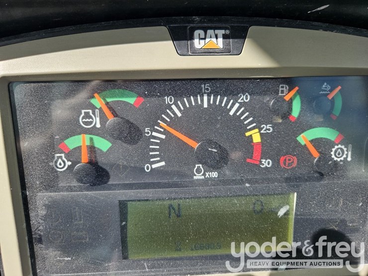 2016-caterpillar-725c2-image-34