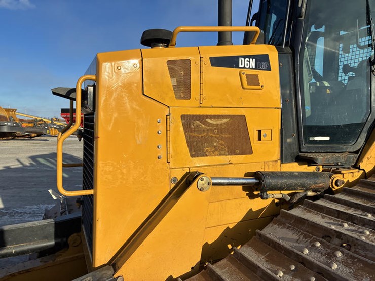 2016-caterpillar-d6n-lgp-image-22