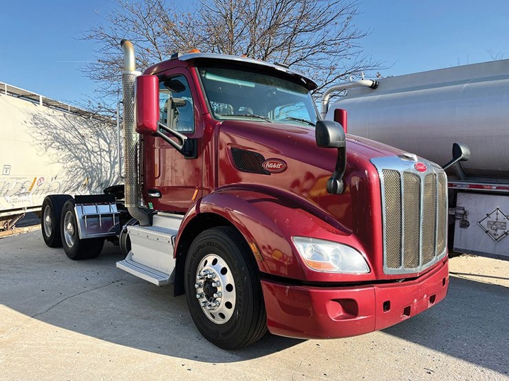 2018-peterbilt-579-image-1