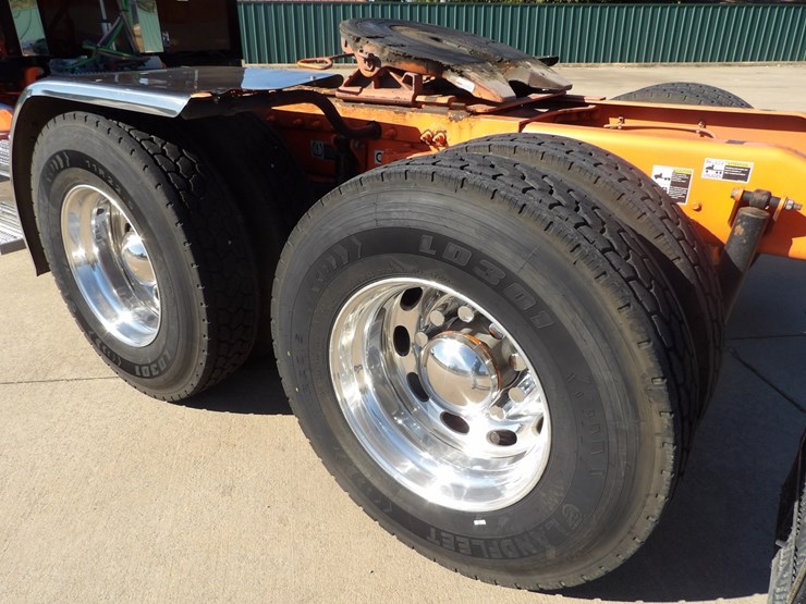 2022-peterbilt-389-image-18