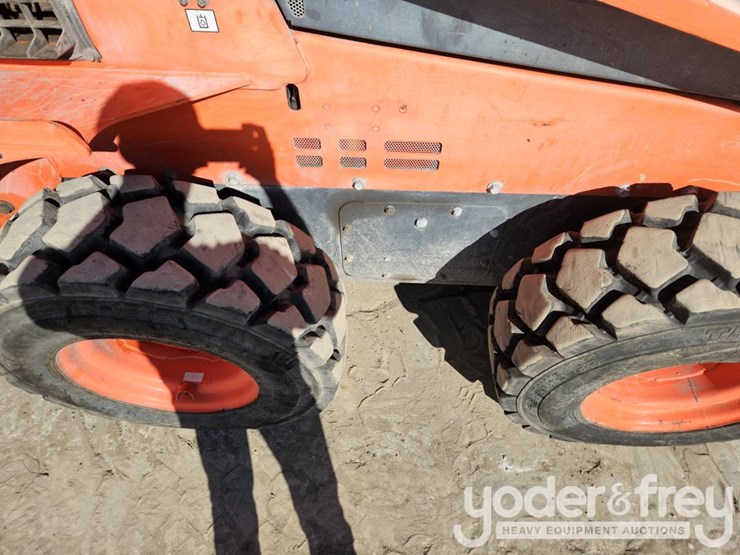 2015-kubota-ssv75-image-11