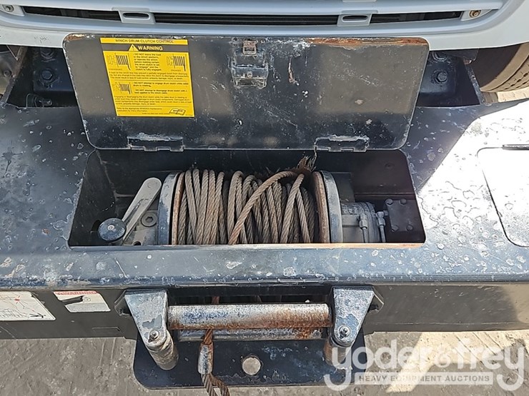 2011-freightliner-m2-106-image-29