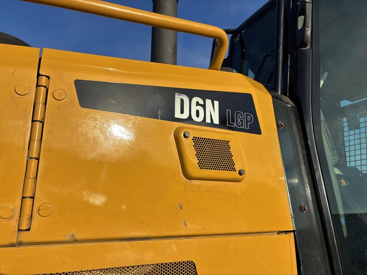 2016-caterpillar-d6n-lgp-image-23
