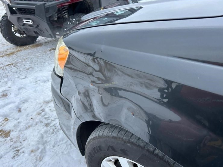 2012-chrysler-town-&-country-image-13