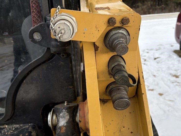 2017-caterpillar-239d-image-15