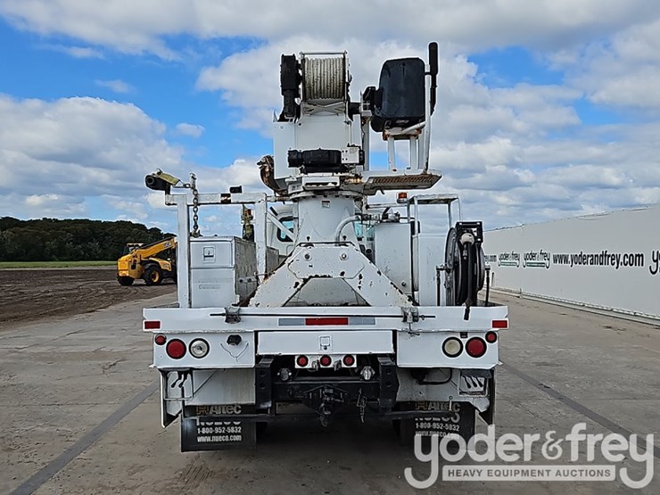 2011-freightliner-m2-106-image-15