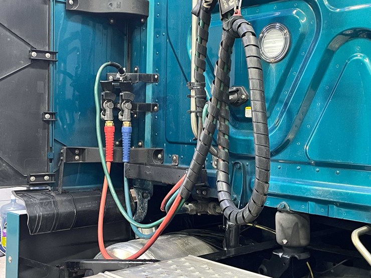 #6223-•-2022-freightliner-cascadia-semi-truck-(title-in-delay)-image-28