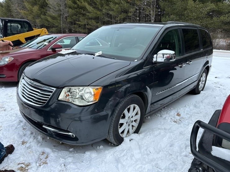 2012-chrysler-town-&-country-image-1