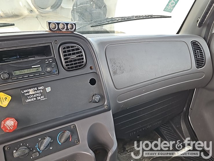 2011-freightliner-m2-106-image-38